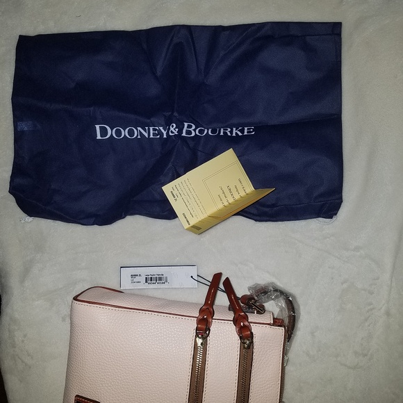 *SOLD* NWT Dooney & Bourke Large Blush Peyton Triple Zip Crossbody Purse - Picture 4 of 9
